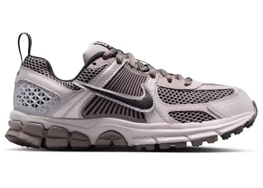Nike Vomero 5 (GS) Youth Running Shoes, Grey & Black. Side view.