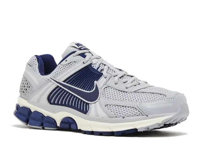 Nike Zoom Vomero 5 Vast Grey comfort running shoes with navy details, side profile.