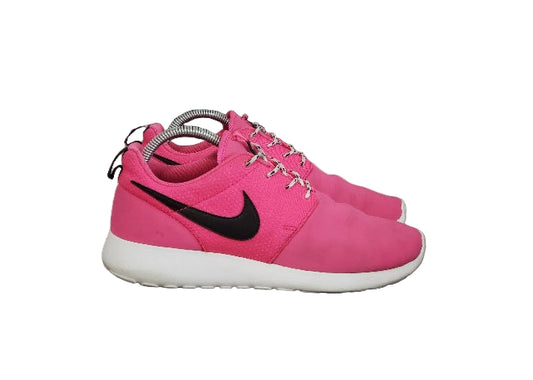 Nike Rosherun boys hyper pink sneakers with white sole and black swoosh.