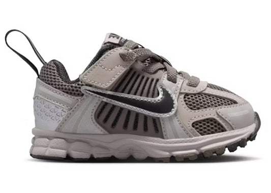 [HF7000-010] NIKE VOMERO 5 (TD) TODDLER FOOTWEAR ATHLETICGREY BLACK CAVE STONE
